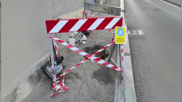 Un'altra buca "dimenticata" sul marciapiede: «E' lì da mesi, nessuno la ripara»