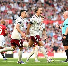 La nuova regola degli 8 secondi agita la Premier: Arsenal tenta la furbata contro lo United, l’arbitro lo scopre e annulla tutto
