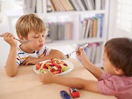Troppa frutta fa male ai bambini? La risposta della scienza smentisce i falsi miti