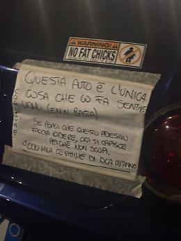 "No alle donne grasse nella mia auto", e gli lasciano un messaggio e un bel “ricordino”