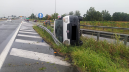 Furgone si ribalta sulla sopraelevata di Moncalieri: un ferito trasportato al Cto