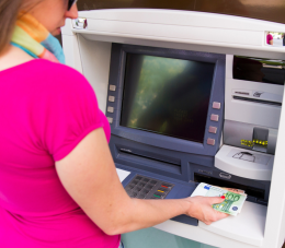 Attenzione! Sembra un bancomat, ma può costarti caro: ecco come difendersi