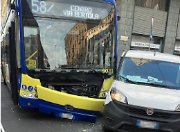 Incidente in via XX Settembre: bus 58/ si scontra con una Fiat Doblò
