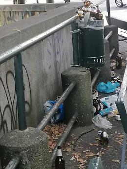 Sommerso di bottiglie: al 'ponte del carbone' armi alla mercè di tutti