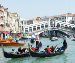 Boom di turisti sui traghetti da 2 euro: la “gondola low cost” che fa infuriare i residenti veneziani