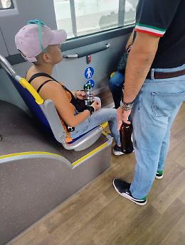 Il salto del tornello, poi il travaso del vino: triste trash sui mezzi