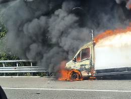 Fiamme in tangenziale, furgone divorato dall'incendio