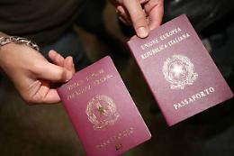 Rubati 70 mila documenti d’identità e passaporti in quattro alberghi italiani: venivano venduti sul dark web