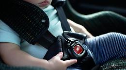 Dispositivi anti-abbandono in auto: non bastano da soli a proteggere i bambini