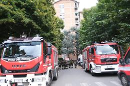 Paura a Mirafiori, barricato in casa armato minaccia il suicidio: poi la tragedia