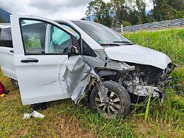 Ivrea: auto fuori strada sull'A5, due feriti