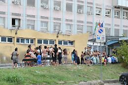 Muore a 11 anni una bambina sinta al Regina Margherita: la comunità si raduna davanti all'ospedale
