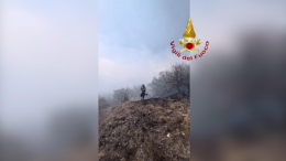 Fiamme a Meana di Susa: il rogo minaccia le case
