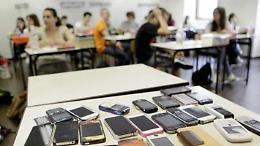 Scuola, stop agli smartphone: da settembre divieto anche alle superiori