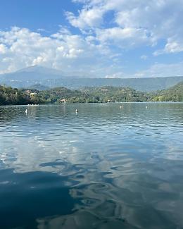 Ivrea punta sulla mobilità sostenibile: la navetta per il lago Sirio piace sempre di più