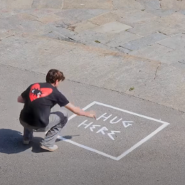 Ai Murazzi un nuovo intervento di Greg Goya: “Hug here”