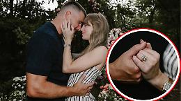 Taylor Swift, l’anello di fidanzamento da sogno: il diamante da 10 carati fa impazzire il web