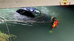 Auto fuori strada a Roccasparvera: tre persone finiscono in un canale