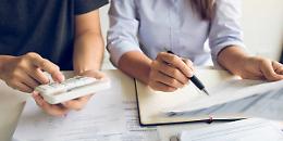 Bonifici tra familiari: regole, limiti e causali per non rischiare con il Fisco