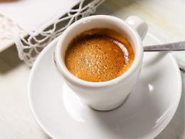 Prezzo del caffè verso i 2 euro a tazzina entro fine 2025