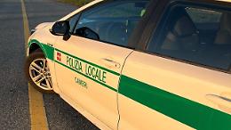 Autocarro colpisce balconi nel centro di Cameri e fugge