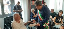 Laigueglia, riconoscimento a un turista piemontese per oltre 60 anni di vacanze nel borgo