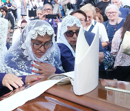 Lacrime e applausi al Duomo per Cesare Nosiglia. Il Papa: "era fedele al popolo"