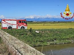 Tragedia nel Vercellese: ultraleggero si schianta in un campo di riso, muore il pilota