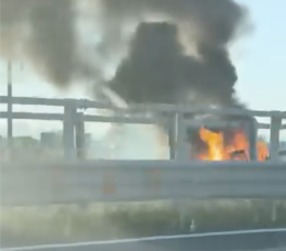Auto in fiamme sulla Torino-Ivrea, paura in autostrada