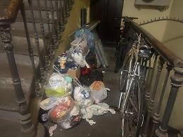 Vano scale come pattumiera: "Viviamo come in una discarica"
