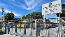 Caos in carcere ad Alba: detenuto distrugge termosifoni, vetri e ascensore per ore