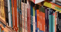 Rincaro libri scolastici, le famiglie si affidano all'usato