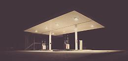 Caro carburante: l’Italia si lamenta, ma c'è chi si prepara a un prezzo record