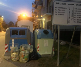 Bruino, ecco chi  "lascia i sacchi per strada".  Le foto la inchiodano