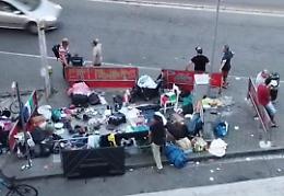 Il mercatino "abusivo" e non solo: "Non facciamo più uscire i nostri figli sul balcone"