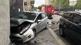 Schianto tra due auto: la Ford "entra" nel negozio e il conducente scappa 