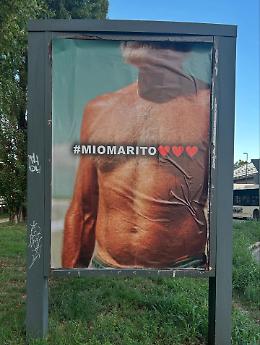 Torino, l’intervento di Andrea Villa contro la violenza digitale: manifesti “Mio marito” come risposta al caso “Mia moglie”