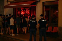 Revocata la licenza a un locale della movida per alcol ai minori e violazioni ripetute