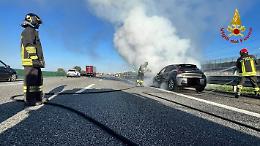 Incendio su A4 a Novara: auto prende fuoco, conducente incolume