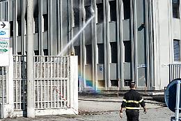 Pianezza, dopo il mega-incendio la fabbrica brucia ancora