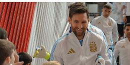 Messi saluta il suo pubblico argentino con una doppietta, emozioni in campo e sugli spalti
