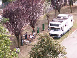 Mirafiori, i rom fanno le grigliate nel parcheggio del Gtt