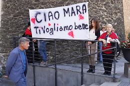 Striscione e fiocchi rossi per Mara Favro: «Ora vogliamo giustizia come per la Cecchettin»