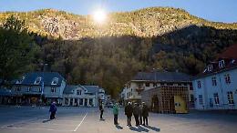 Questo piccolo borgo piemontese viene illuminato da uno specchio gigante
