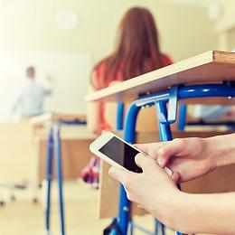 Niente più cellulare in classe: ma cosa rischiano gli studenti?