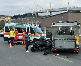 Incidente davanti allo stadio: scooterista al Cto dopo lo scontro col camion dei rifiuti
