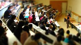 Italia fanalino di coda nell’istruzione: pochi laureati, stipendi bassi per i docenti e calo delle nascite
