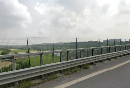 Cuneo, tentato suicidio sul viadotto Sarti: uomo bloccato da un agente fuori servizio