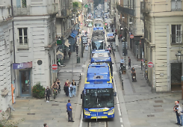 Follia dei Pro-Pal: si siedono sui binari e bloccano il traffico davanti al Comune