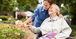 Formazione gratuita per chi assiste anziani: torna il percorso per caregiver promosso dall’Asl Cn2